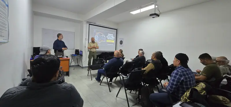 Clase de control de hemorragias con alumnos frente a la proyección del instructor.
