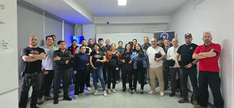 Curso de vigilantes junto a sus instructores en la sala de ZCAP.