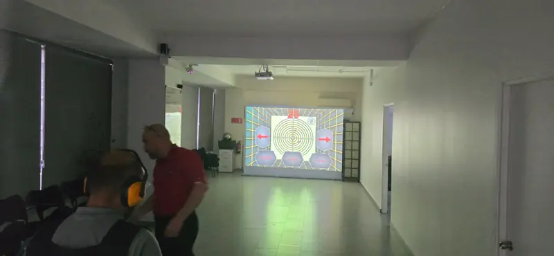 Alumnos en la sala del polígono virtual frente a la diana proyectada.